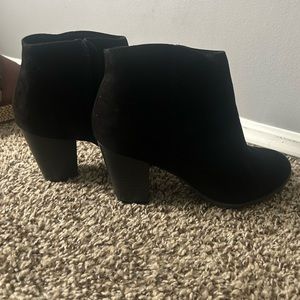 Women’s black Old Navy ankle boots